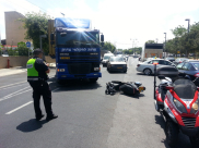  بالصور: إصابة متوسطة لسائق دراجة نارية بحادث طرق في شارع بن تسفي في يافا